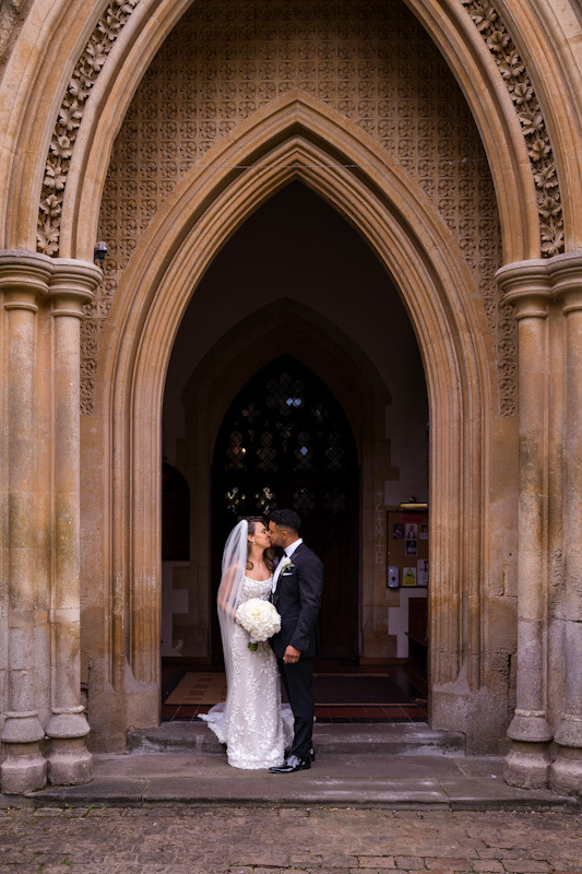 Elegant and stylish white wedding at Berkshire Mansion house, Easthampstead Park | Natalie Chiverton Photography | Louise Hayes Cake Design