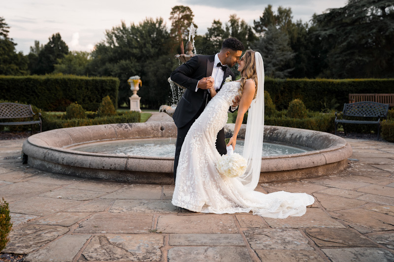 Elegant and stylish white wedding at Berkshire Mansion house, Easthampstead Park | Natalie Chiverton Photography | Louise Hayes Cake Design