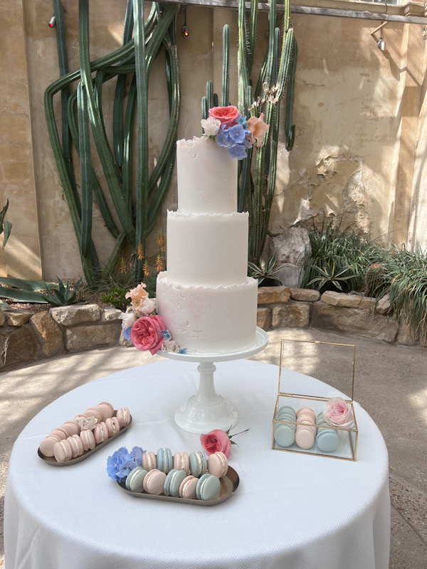 Beautiful floral wedding cake | Luxury Son Park wedding | Louise Hayes Cake Design
