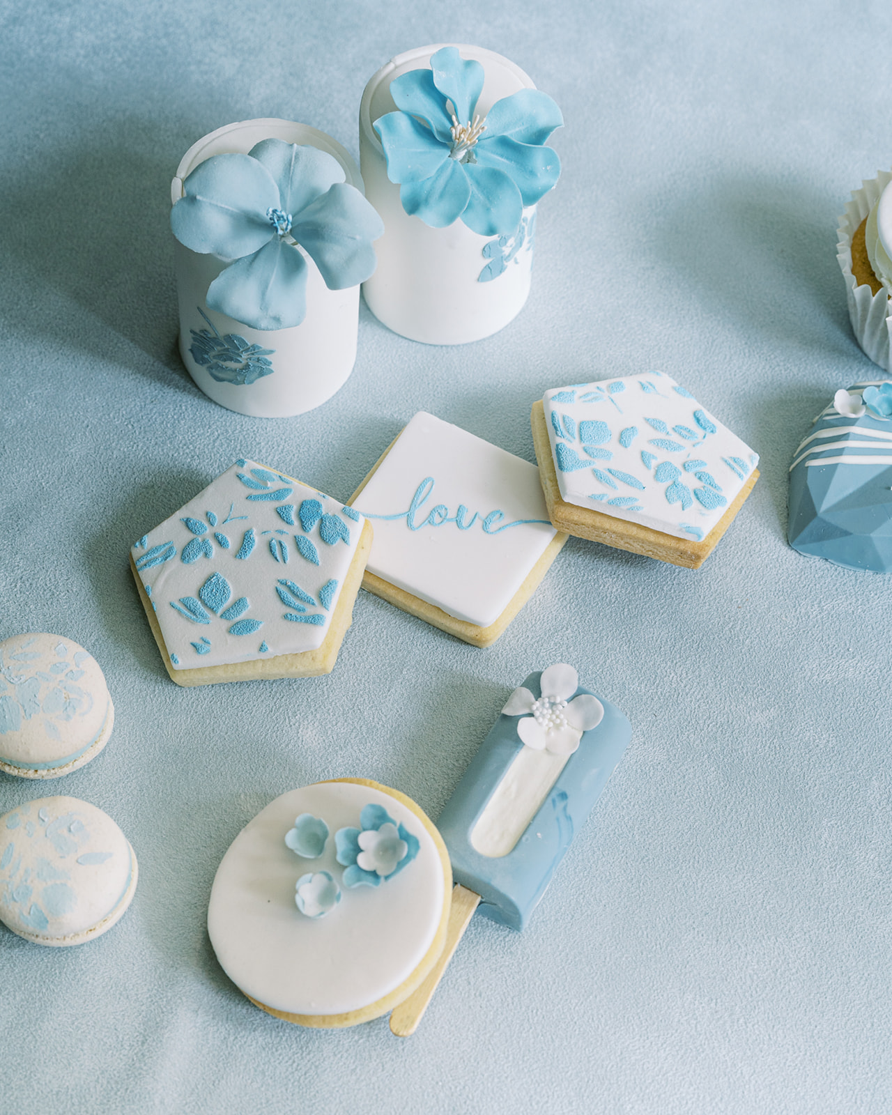 Somerley House luxury wedding venue | Luxury wedding cake and dessert table | Louise Hayes Cake Design