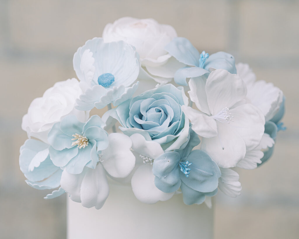 Somerley House luxury wedding venue | Contemporary wedding cake | Elegant dessert table | Floral wedding inspiration | Louise Hayes Cake Design