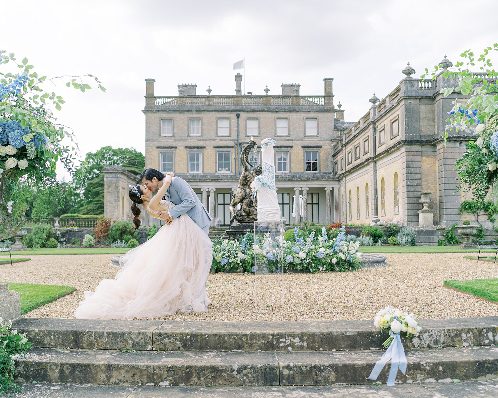 Luxury Somerley House Summer wedding | Contemporary square cake designs | Jamie Edward Photography | Louise Hayes Cake Design