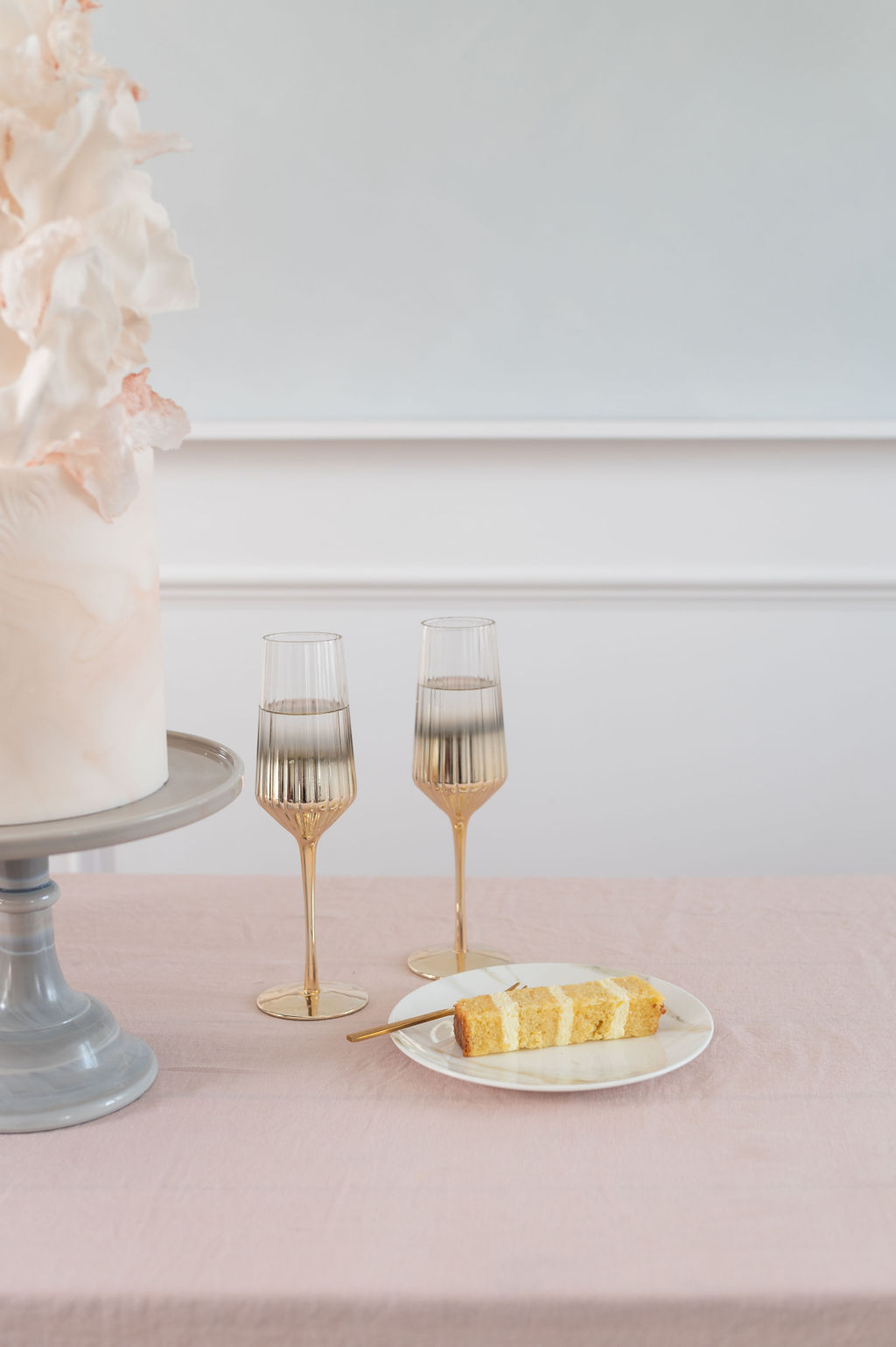 Luxury wedding cake designer | Contemporary wedding cakes | Wedding cakes in London and Home Counties | Louise Hayes Cake Design