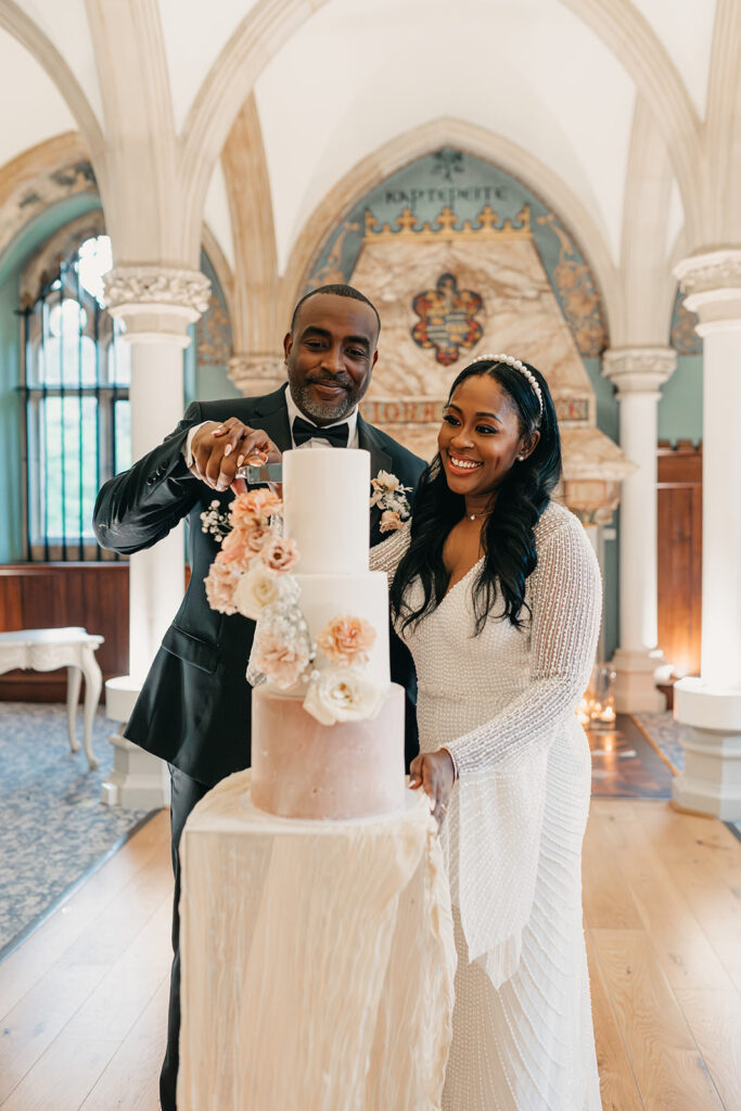 Intimate, micro wedding | Wotton House | Modern cake design with fresh florals | Louise Hayes Cake Design