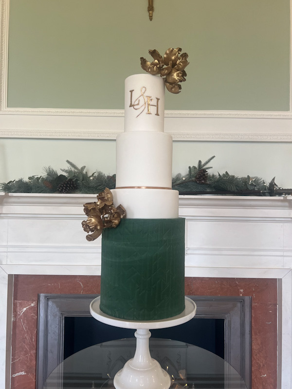 Botley's Mansion New Years Eve Wedding | Louise Hayes luxury wedding cake designer | Contemporary wedding cake
