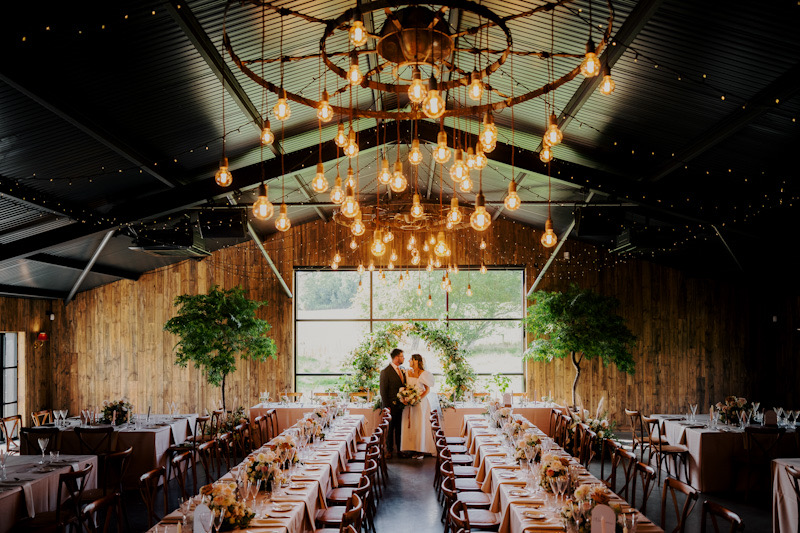 Silchester Farm luxury barn wedding | Modern wedding cake | Louise Hayes Cake Design