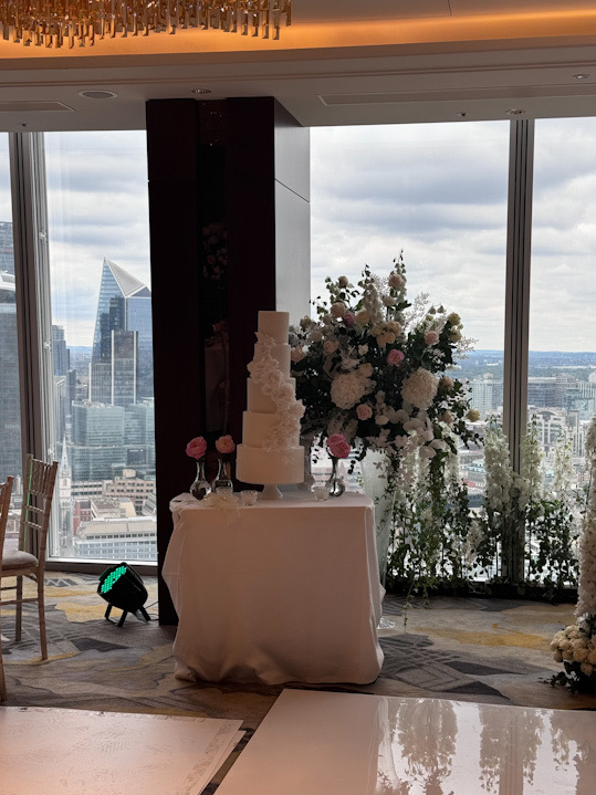 Shangri-La The Shard London wedding | Beautiful white wedding cake design | London wedding cake designer | Louise Hayes Cake Design