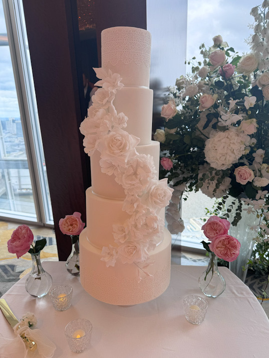 Shangri-La The Shard London wedding | Beautiful white wedding cake design | London wedding cake designer | Louise Hayes Cake Design
