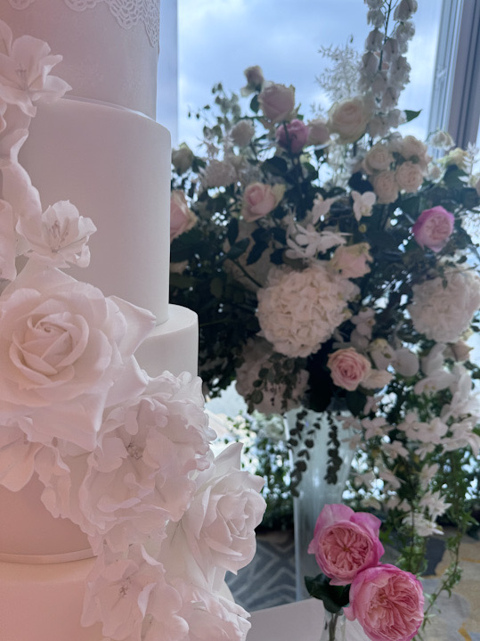 Shangri-La The Shard London wedding | Beautiful white wedding cake design | London wedding cake designer | Louise Hayes Cake Design