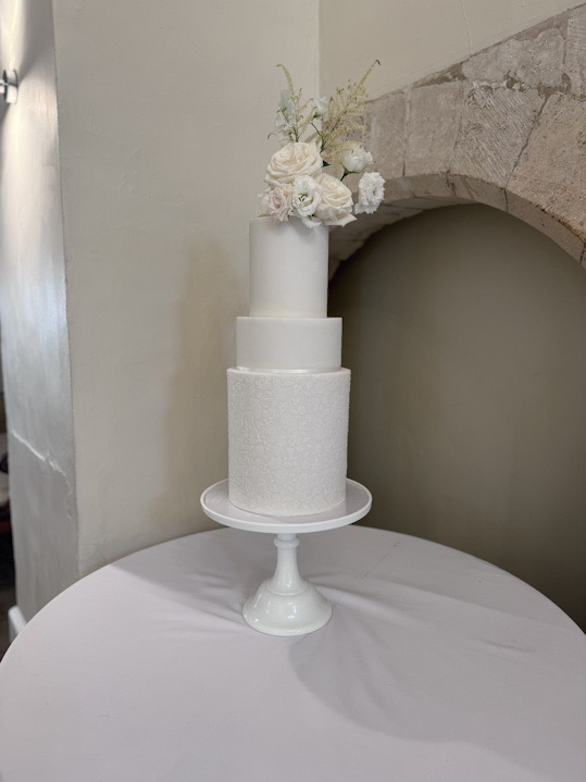 Farnham Castle, Surrey wedding | Modern, elegant white cake design | Surrey wedding cake designer | Louise Hayes Cake Design