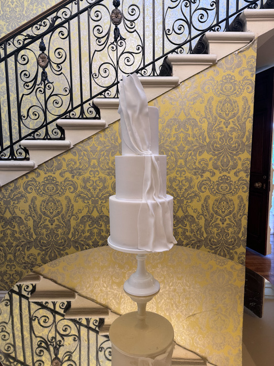 Contemporary wedding cake | Hedsor House Wedding | Louise Hayes Cake Design