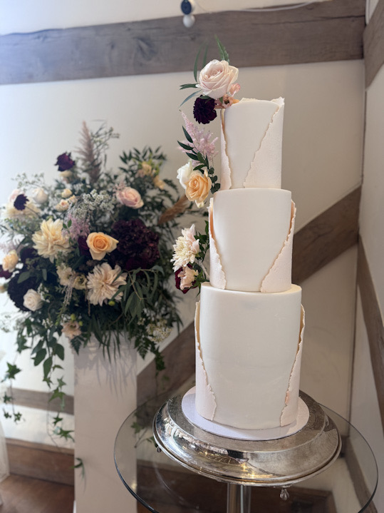 Cain Manor wedding | Contemporary wedding cake | Surrey Wedding cake | Louise Hayes Cake Design