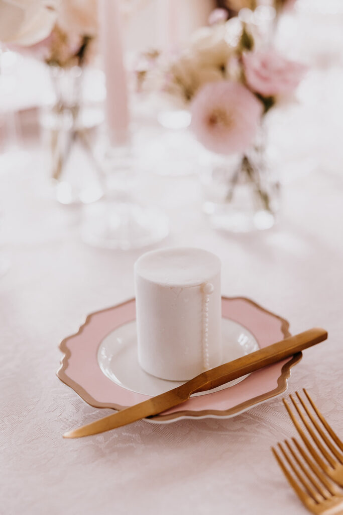 Luxury wedding cake designer | Contemporary wedding cakes | Wedding cakes in London and Home Counties | Luxury wedding favours | Louise Hayes Cake Design