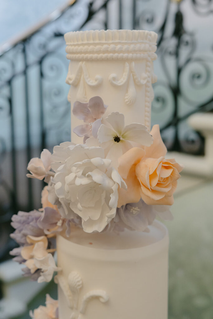 Hedsor House wedding Buckinghamshire | Berkshire wedding cake designer | Louise Hayes Cake Design |