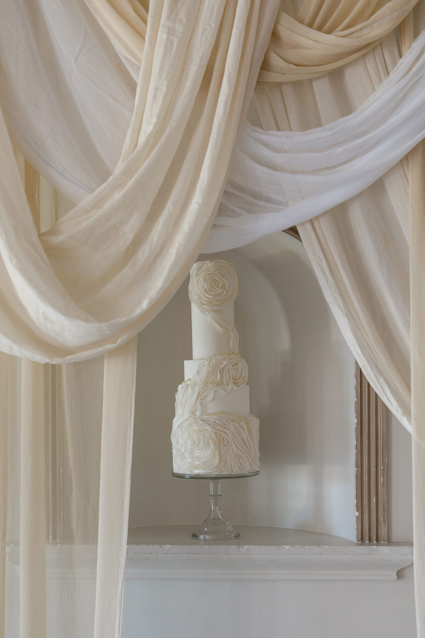 Froyle Park wedding Hampshire | Hampshire wedding cake designer | Contemporary wedding cake | Louise Hayes Cake Design |