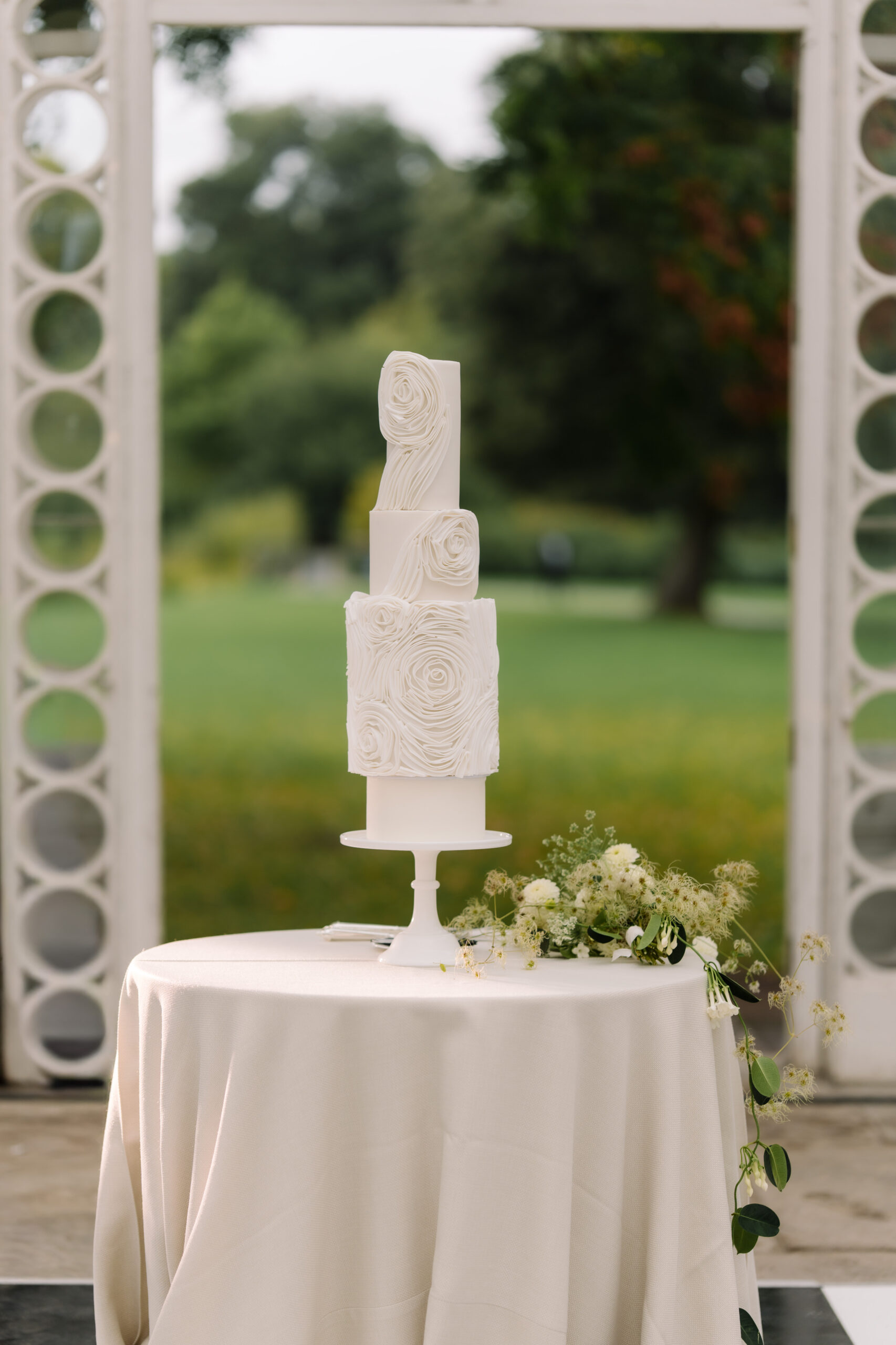 Syon Park wedding | London wedding | London wedding cake designer | Luxury wedding cake | Contemporary wedding cake | Louise Hayes Cake Design |