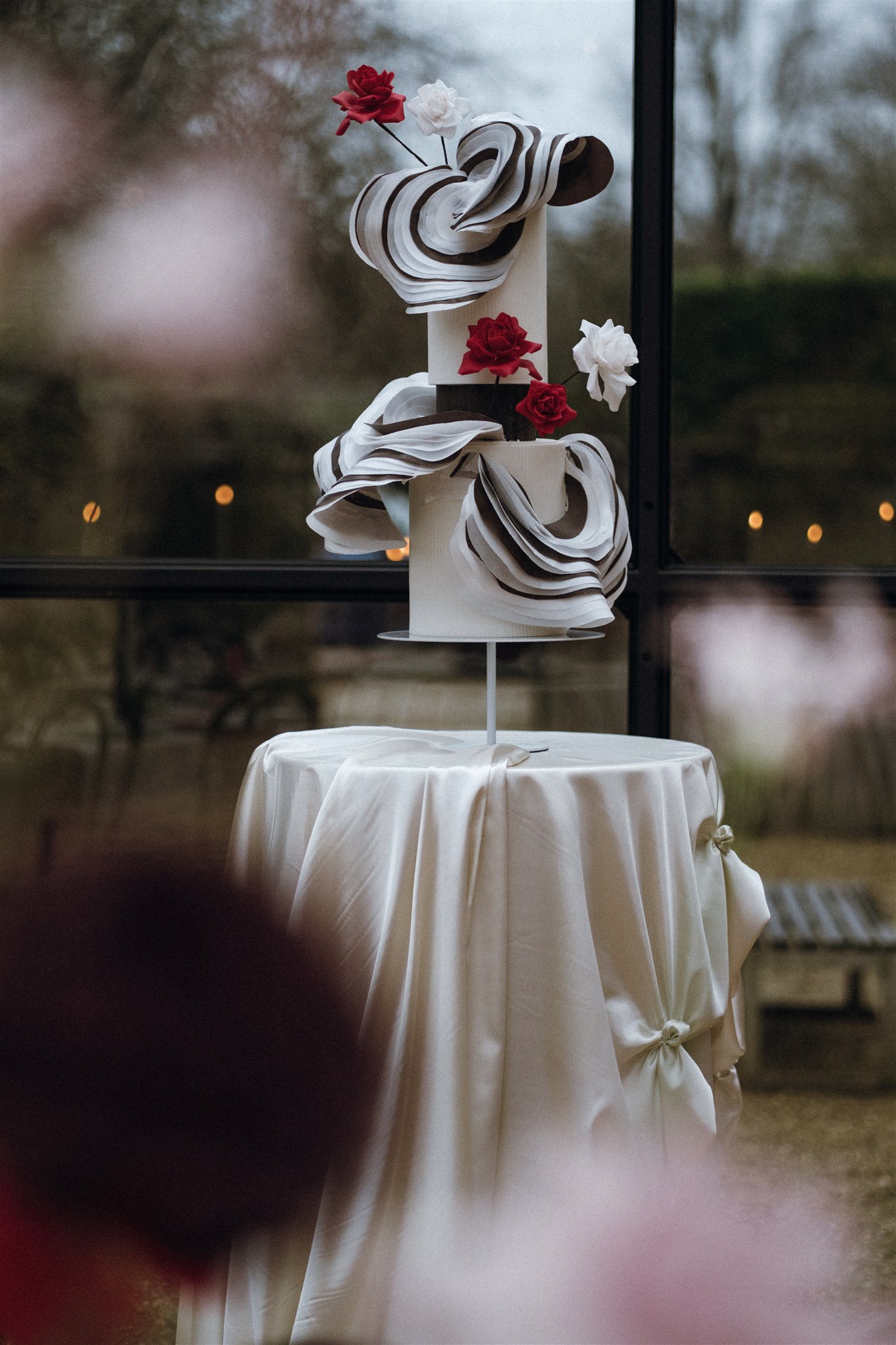 Sudeley Castle wedding | Cotswolds wedding | UK destination wedding | Luxury wedding cake | Contemporary wedding cake | Louise Hayes Cake Design |