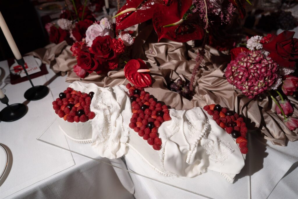 Sudeley Castle wedding | Cotswolds wedding | UK destination wedding | Luxury wedding cake | Contemporary wedding cake | Louise Hayes Cake Design |