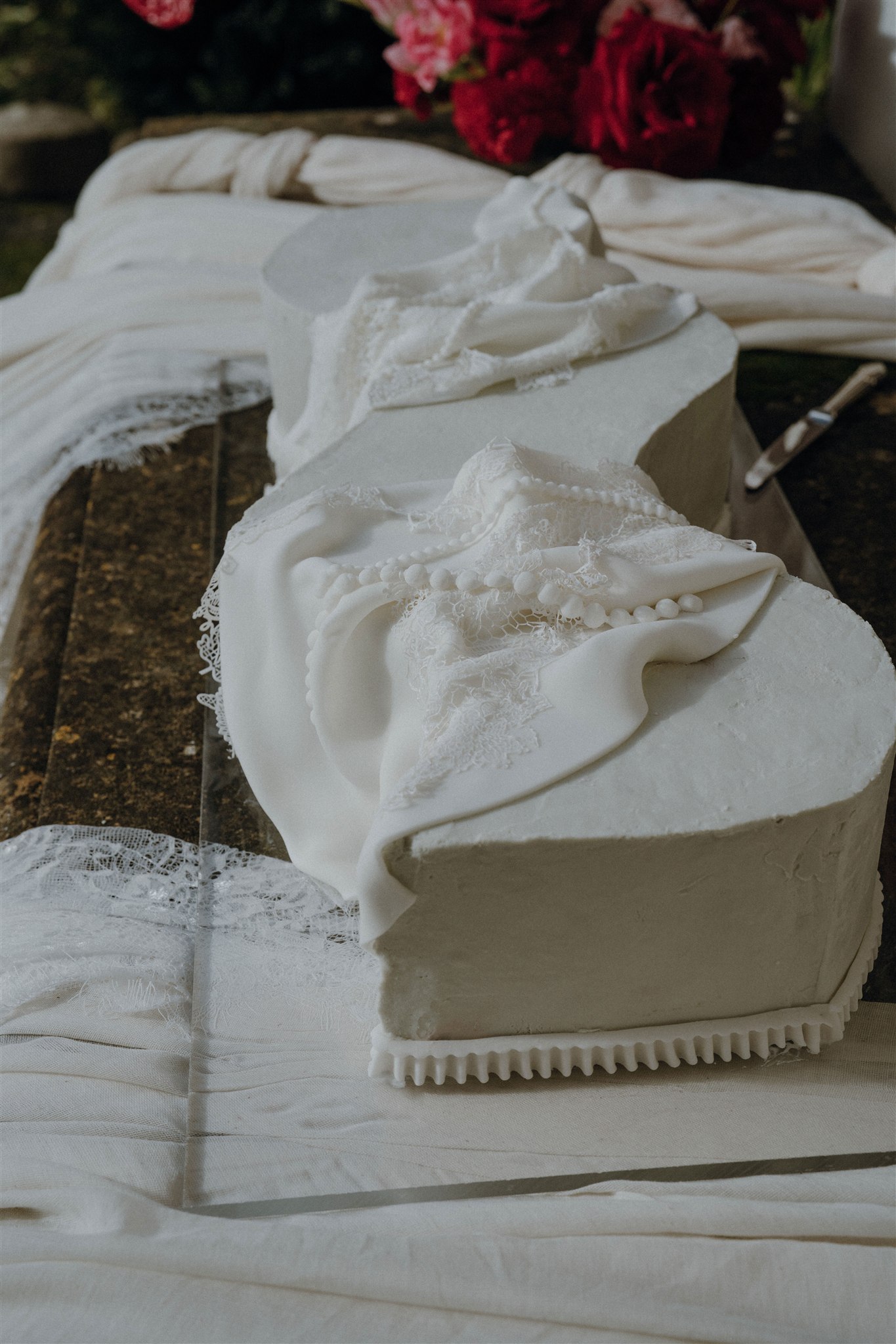 Sudeley Castle wedding | Cotswolds wedding | UK destination wedding | Luxury wedding cake | Contemporary wedding cake | Louise Hayes Cake Design |