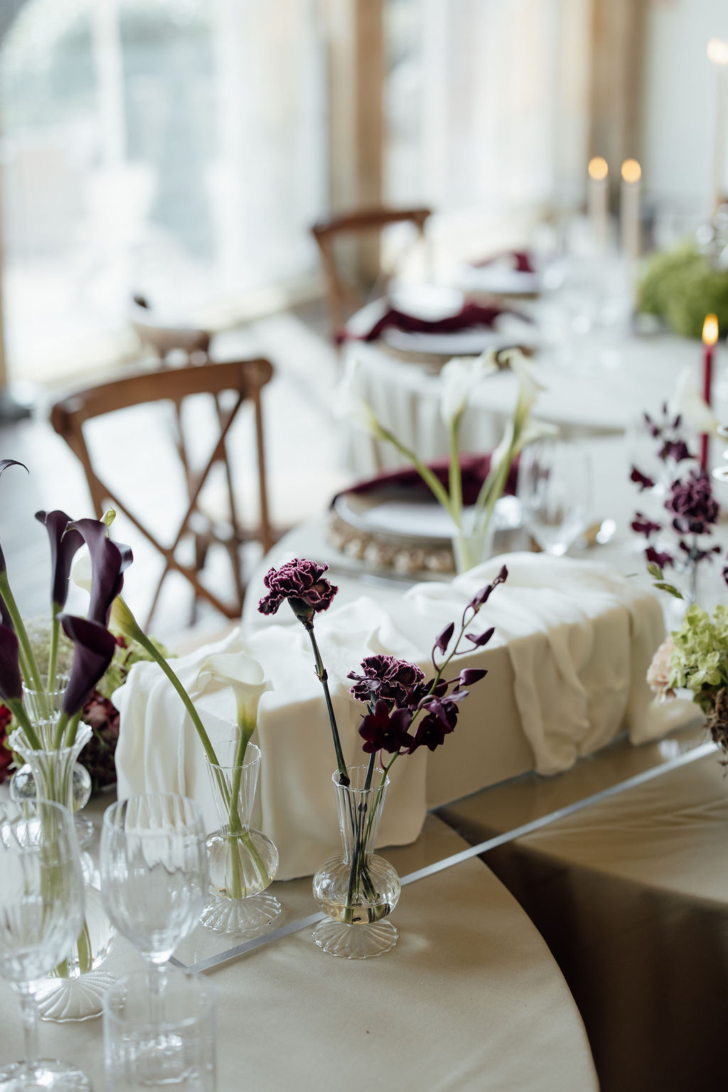 Grittleton House wedding | Cotswolds wedding | UK destination wedding | Luxury wedding cake | Contemporary wedding cake | Large single tier wedding cake | Louise Hayes Cake Design |