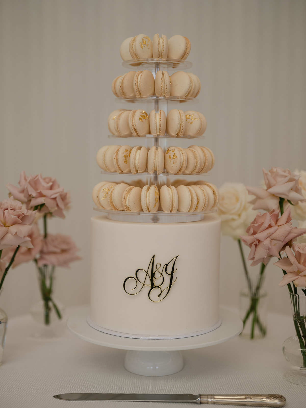 Coworth Park wedding | Berkshire wedding | UK destination wedding | Luxury wedding cake | Contemporary wedding cake | Macaron tower | Louise Hayes Cake Design |
